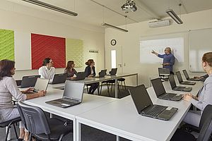 Notebooks im PC-Schulungsraum
